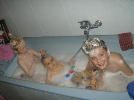 ses moi & ma soeur et mon cousin dans notre bain 